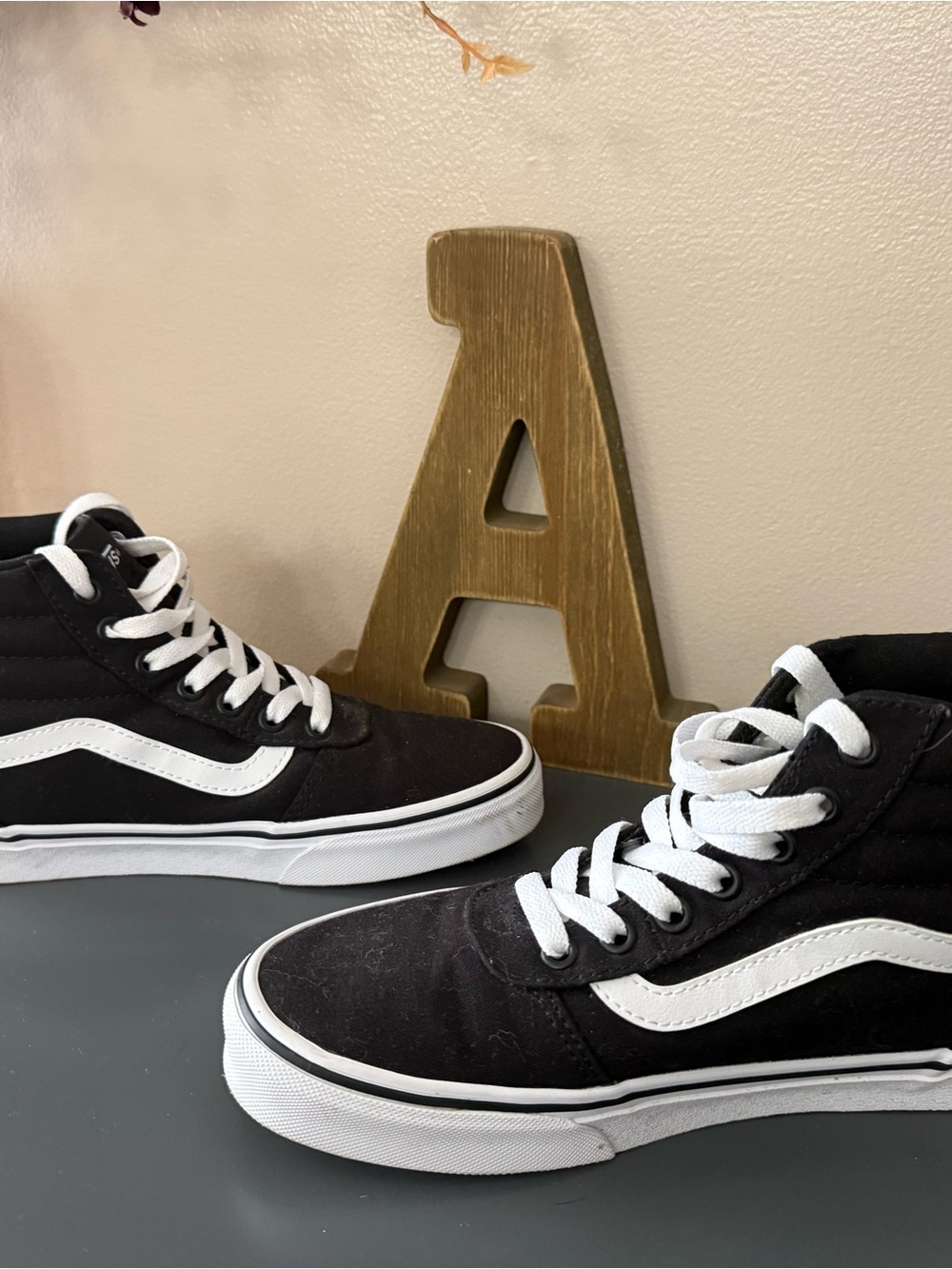 Classic Vans Ward High Top Women’s Sz 8 Black and White Sneakers - Picture 2 of 6